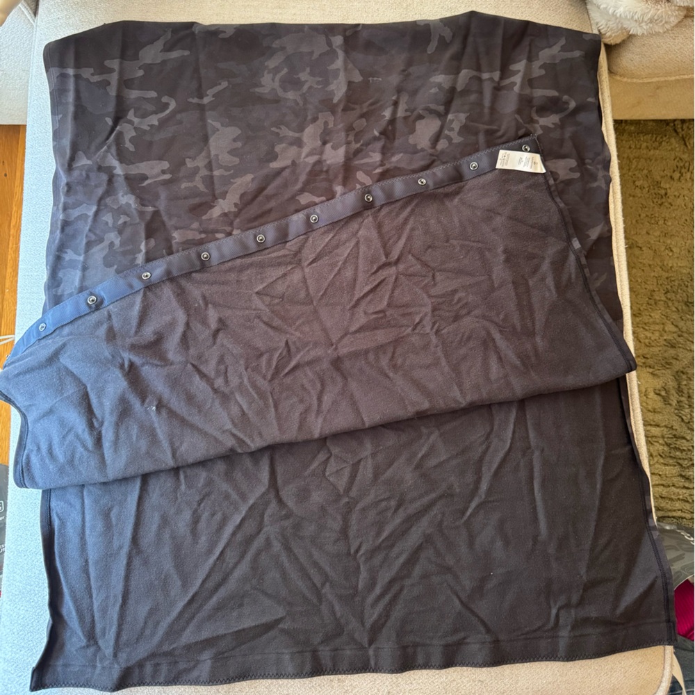 Lululemon Camouflage Reversible Wrap in Charcoal